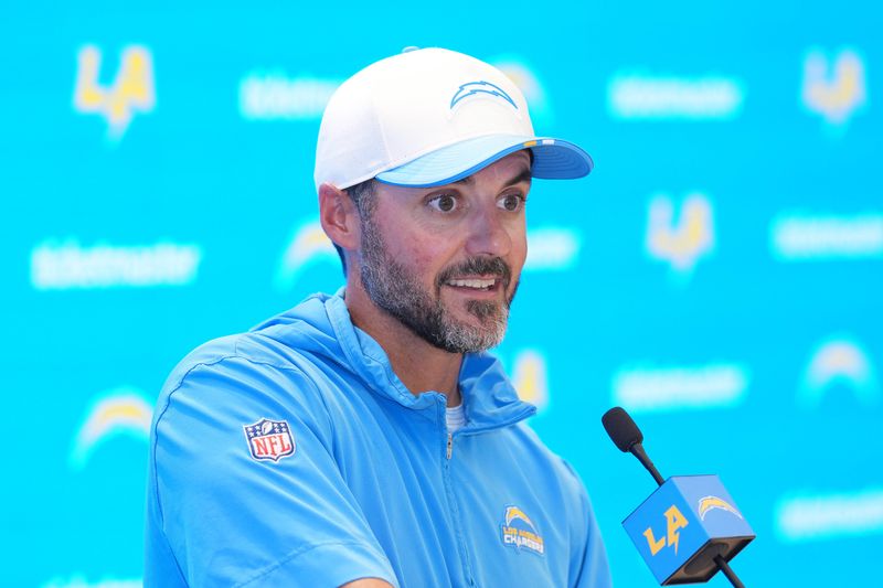 Chargers defensive coordinator Jesse Minter