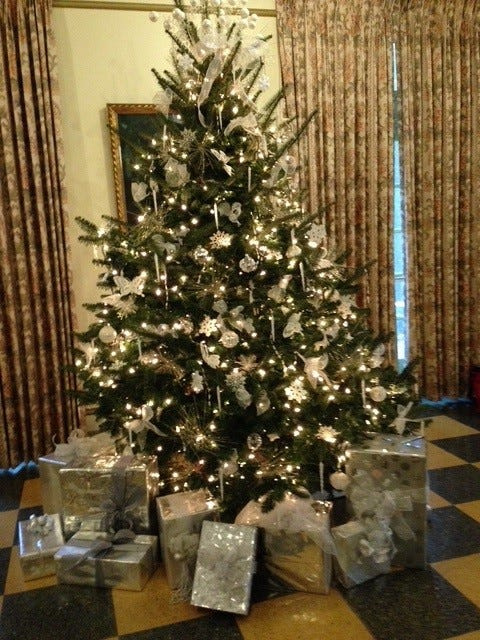 Here is a live tree all decorated in white, which appeared at Kingwood Center in 2018. Decorated by June Gebhardt and Mary Lee Minor.