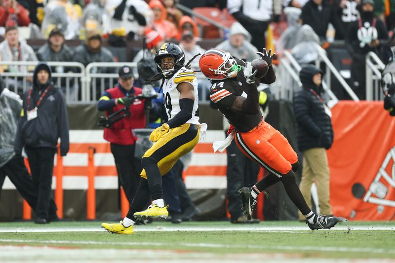 Dec 28, 2025; Cleveland, Ohio, USA; Cleveland Browns tight end Harold Fannin Jr. (44) catches the ball for a touchdown in the first quarter against the Pittsburgh Steelers at Huntington Bank Field. Mandatory Credit: Scott Galvin-Imagn Images