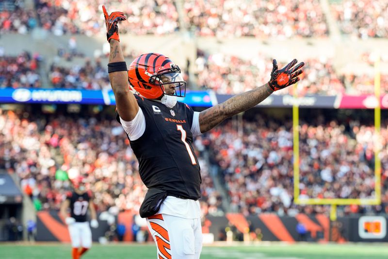 Cincinnati Bengals wide receiver Ja'marr Chase (1) celebrates a touchdown by Tee Higgins in the second quarter of the NFL Week 18 game between the Cincinnati Bengals and the Cleveland Browns at Paycor Stadium in Downtown Cincinnati on Sunday, Jan. 4, 2026.