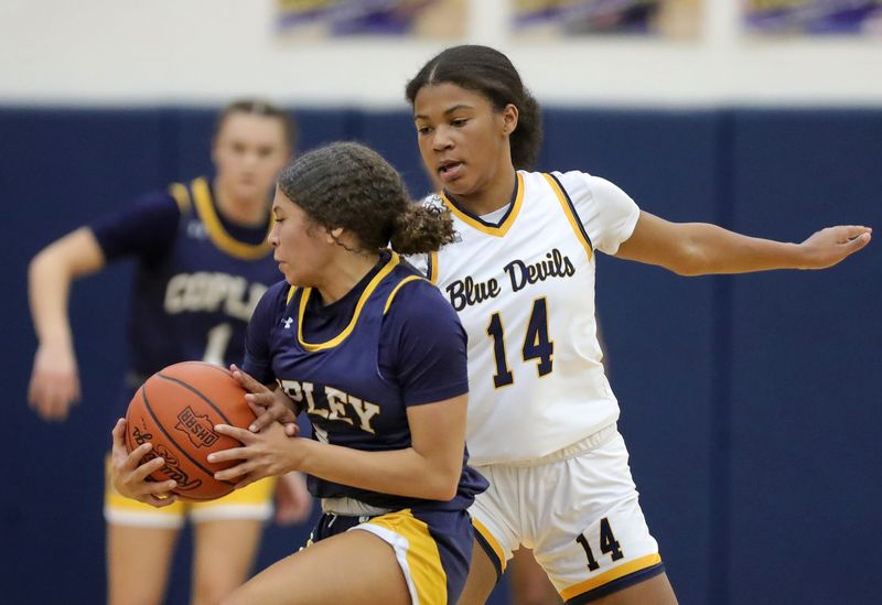 Tallmadge guard Rae Pooler (14) reaches for the ball against Copley guard Jayli Owens during the first half, Jan. 10, 2026.