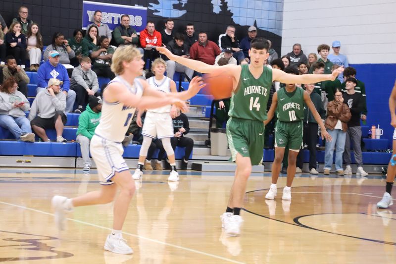 Buckeye Trail's Sammy Brown (0) makes a pass with Malvern's Tripp Tucci (14) during IVC action on Friday, January 23, 2026 in Old Washington. The Warriors claimed a 33-32 victory to extend their winning streak to 11 straight games.