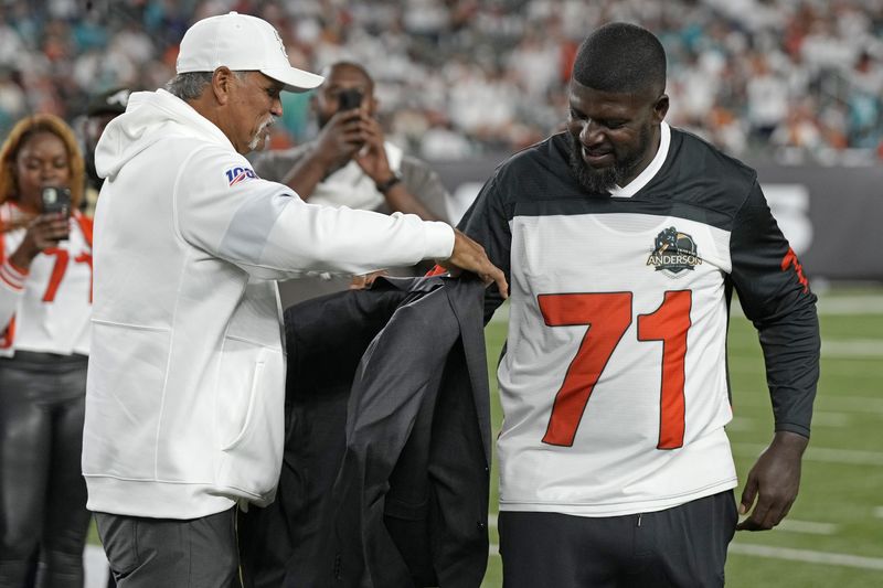 Former Bengals offensive lineman Willie Anderson was inducted into the team's Ring of Honor in 2022.