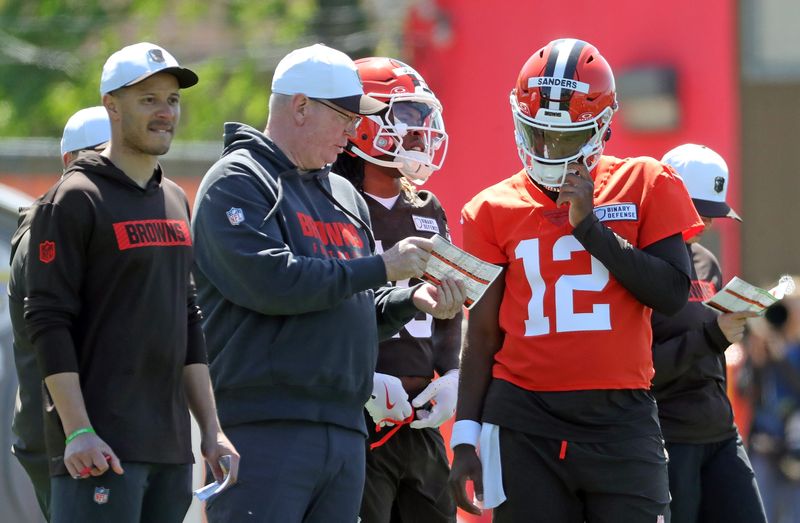 Browns QB coach Bill Musgrave with Shedeur Sanders.