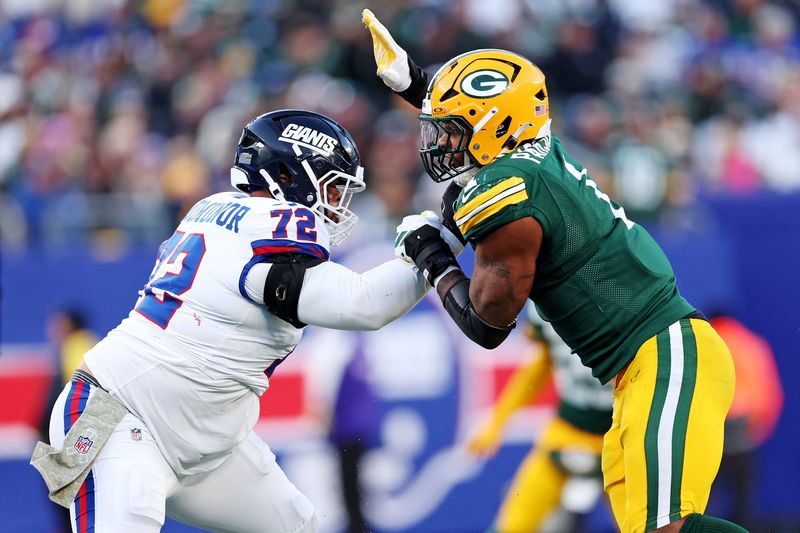 Nov 16, 2025; East Rutherford, New Jersey, USA; New York Giants offensive tackle Jermaine Eluemunor (72) blocks Green Bay Packers defensive end Micah Parsons (1) during the fourth quarter at MetLife Stadium. Mandatory Credit: Vincent Carchietta-Imagn Images