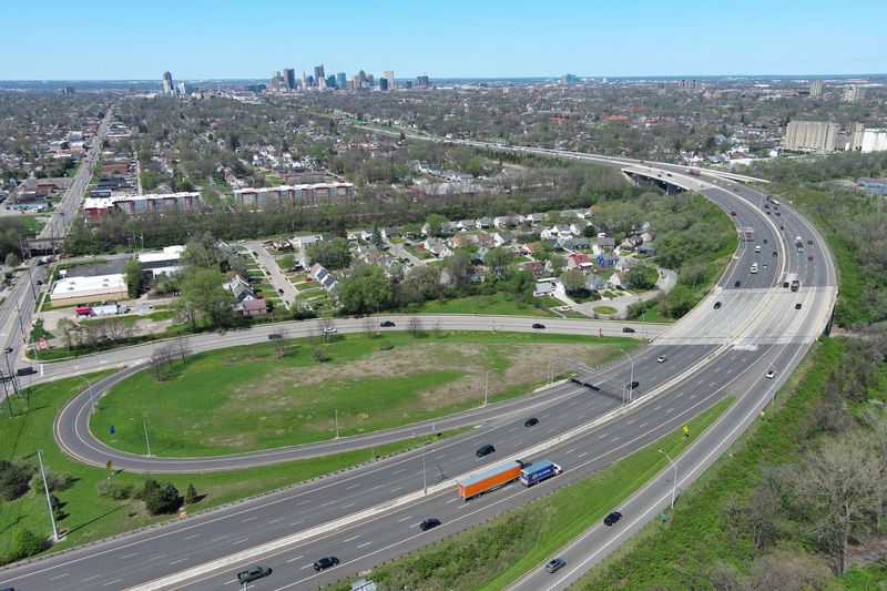 Traffic moves through moderate volumes along the curve of Interstate 70 near Alum Creek Drive on Columbus’ East Side on April 7, 2026.