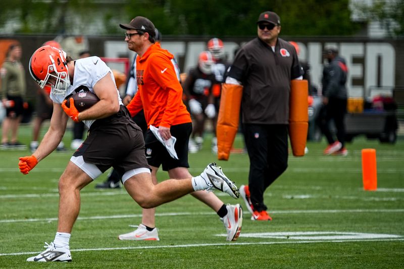 Cleveland Browns tight end Carsen Ryan runs after a catch during the first day of rookie minicamp May 8, 2026, at Cross Country Mortgage Campus in Berea, Ohio.