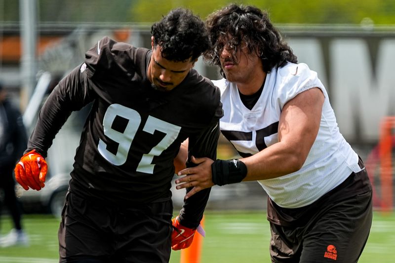 Brothers Logan Fano (97) and Spencer Fano (55) face off against each other during the first day of rookie minicamp May 8, 2026, at Cross Country Mortgage Campus in Berea, Ohio.