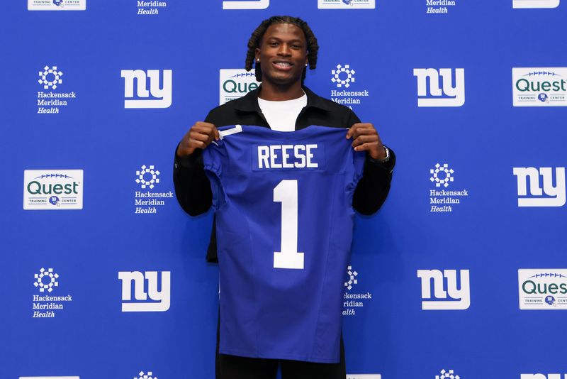 Apr 24, 2026; East Rutherford, NJ, USA; New York Giants draft pick Arvell Reese poses for a photo during the introductory press conference at Quest Diagnostics Training Center. Mandatory Credit: Tom Horak-Imagn Images