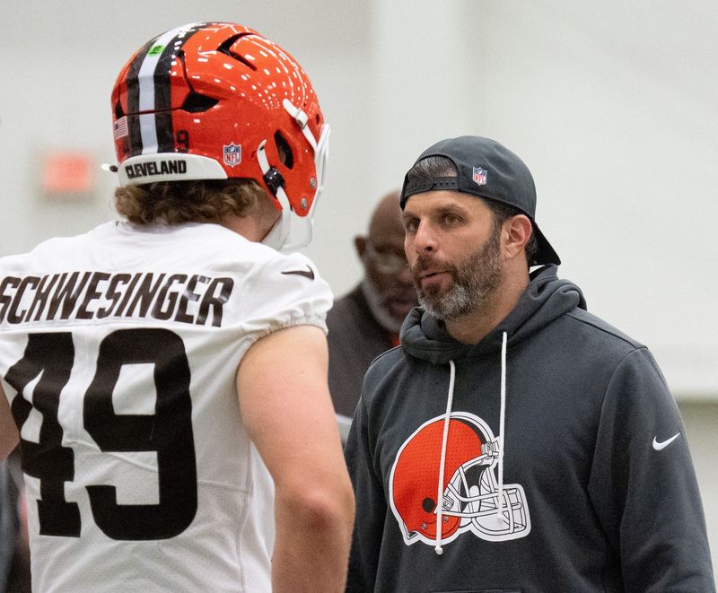 Defensive coordinator Mike Rutenberg coaches at the Browns OTA camp in Berea on May 20, 2026.