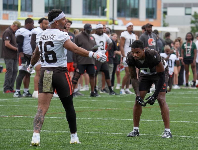 Tylan Wallace gestures to the offensive line, Tyson Campbell on defense at the Browns OTA in Berea on May 27, 2026.