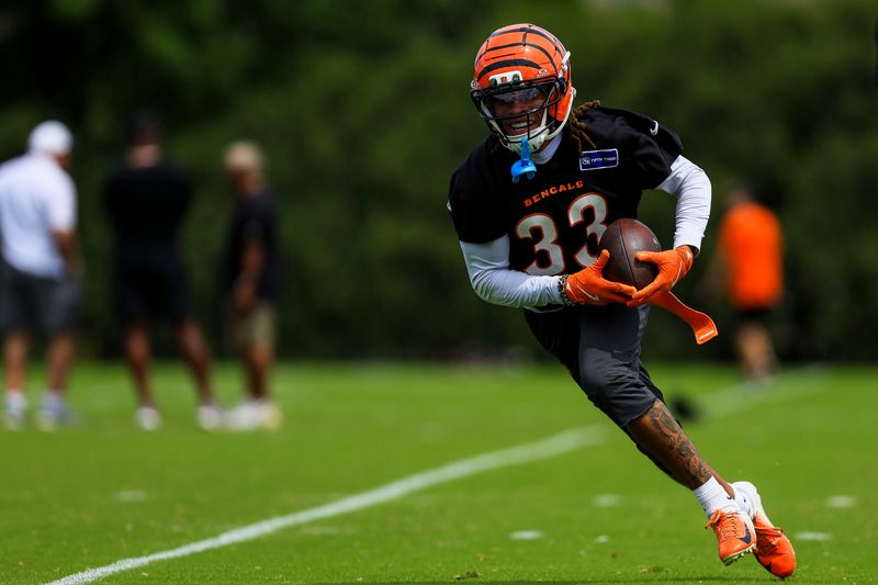 Jun 16, 2026; Cincinnati, OH, USA; Cincinnati Bengals safety Daijahn Anthony (33) runs with the ball during minicamp at Kettering Health Practice Fields. Mandatory Credit: Katie Stratman-Imagn Images