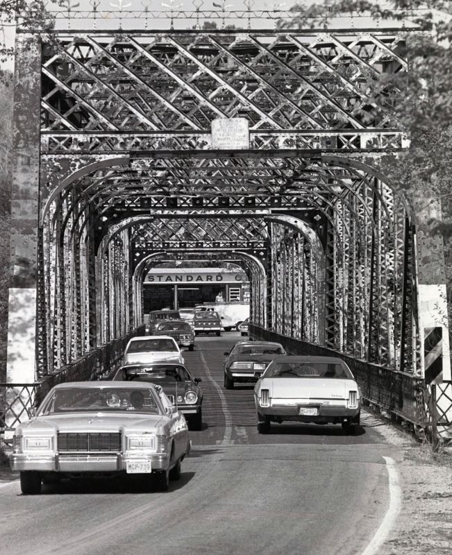 Visible corrosion on the steel trusswork of the old Hayden Run Road Bridge, May 1981.
