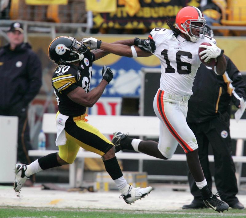 The Pittsburgh Steelers' Allen Rossum chases down Cleveland Browns star Joshua Cribbs on a 90-yard return in the first quarter on Sunday, Nov. 11, 2007, at Heinz Field, in Pittsburgh. The Steelers beat the Browns 31-28.