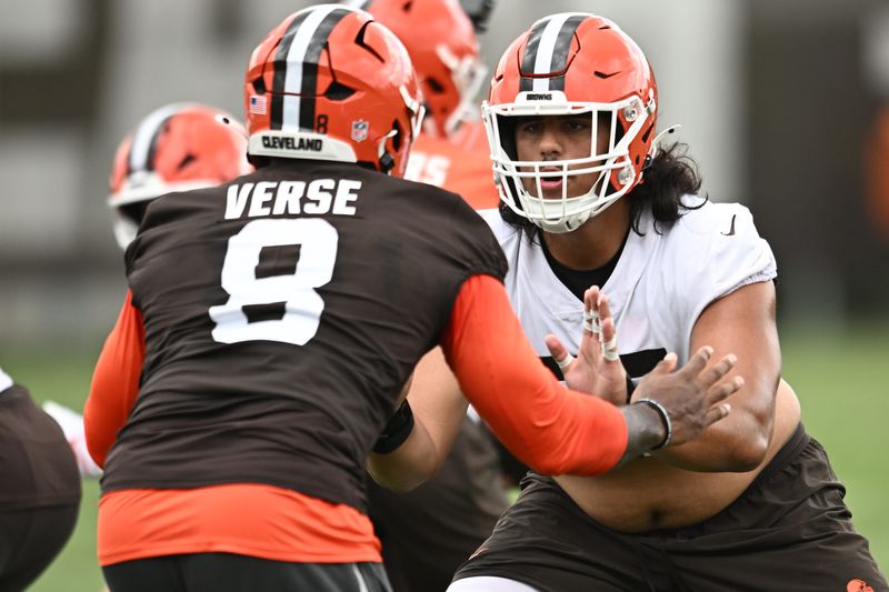 Jun 11, 2026; Berea, OH, USA; Cleveland Browns offensive tackle Spencer Fano (55) blocks defensive end Jared Verse (8) during minicamp at CrossCountry Mortgage Campus. Mandatory Credit: Ken Blaze-Imagn Images