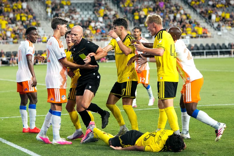 The referee attempts to separate FC Cincinnati’s Gerardo Valenzuela (22) from Columbus Crew’s Max Arfsten (27), Chase Adams (46) and Hugo Picard (30) in the second half of the match at ScottsMiracle-Gro Field on July 25, 2026 in Columbus, Ohio.