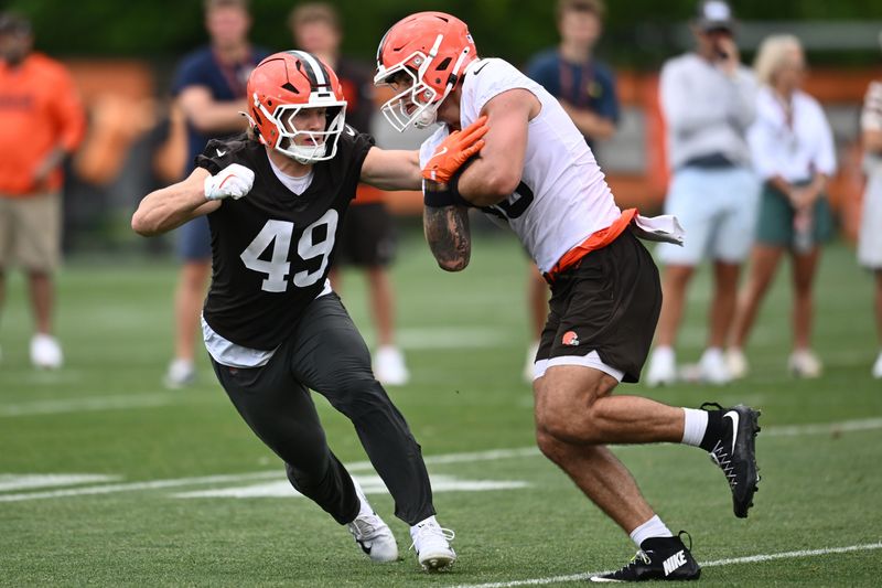 Jun 11, 2026; Berea, OH, USA; Cleveland Browns tight end Joe Royer (18) runs with the ball as linebacker Carson Schwesinger (49) defends during minicamp at CrossCountry Mortgage Campus. Mandatory Credit: Ken Blaze-Imagn Images