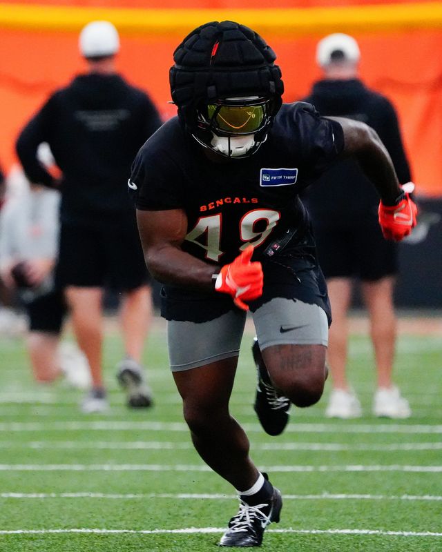 Bengals linebacker Barrett Carter (49) runs a mobility drill during Bengals Training Camp practice on Saturday, Aug. 1, 2026.