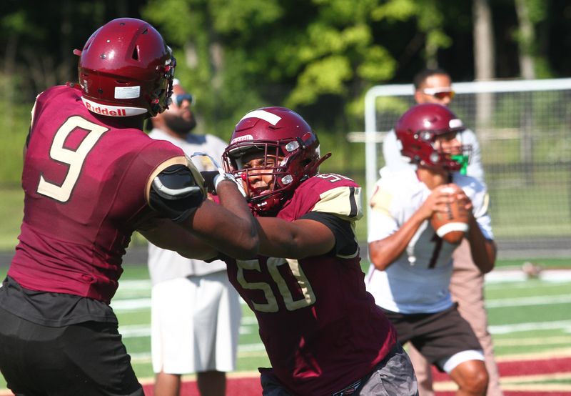 Licking Heights' Shiloh Cunningham blocks Jim Braima during practice on Aug. 3, 2026.