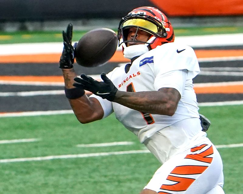 Cincinnati Bengals wide receiver Ja’Marr Chase (1) catches a pass during training camp, Friday, Aug. 7, 2026, at Paycor Stadium in Downtown Cincinnati.