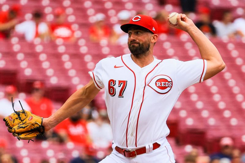 Cincinnati Reds starting pitcher Kent Emanuel pitches against the St. Louis Cardinals in the first inning at Great American Ball Park on Monday, Aug. 17.