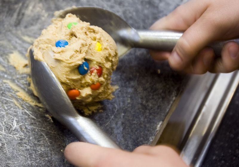 6/6/2006 -- Scottsdale, AZ, U.S.A --- Ice cream is mixed with candy on an ice cold stone slab at the Cold Stone Creamery store. Photo by David Wallace, For USA TODAY.  ORG XMIT: 29512 ice cream 6/6/2006