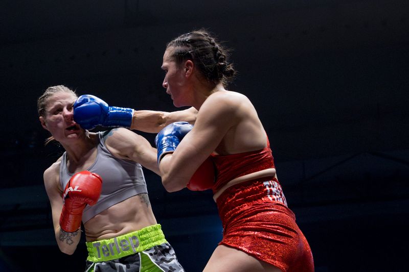 El Paso boxer Stephanie Han, right, defeats Colorado boxer Hannah Terlep by KO becoming the WBA lightweight champ during King’s Promotions Ring Wars XV boxing match on Saturday, Feb. 22, 2025, at the El Paso County Coliseum.