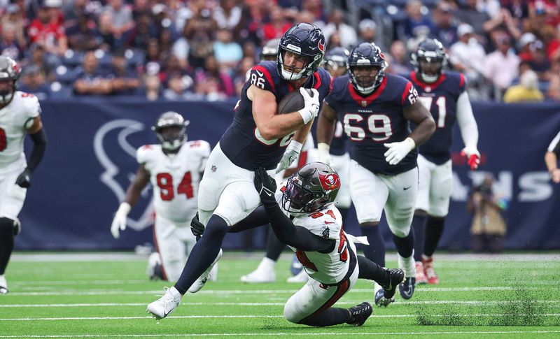 Nov 5, 2023; Houston, Texas, USA; Houston Texans tight end Dalton Schultz (86) makes a reception during the third quarter as Tampa Bay Buccaneers linebacker Lavonte David (54) defends at NRG Stadium. Mandatory Credit: Troy Taormina-USA TODAY Sports