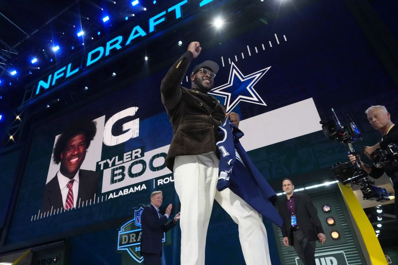 Apr 24, 2025; Green Bay, WI, USA; Alabama Crimson Tide offensive lineman Tyler Booker is selected by the Dallas Cowboys as the number twelve pick in the first round of the 2025 NFL Draft at Lambeau Field. Mandatory Credit: Kirby Lee-Imagn Images