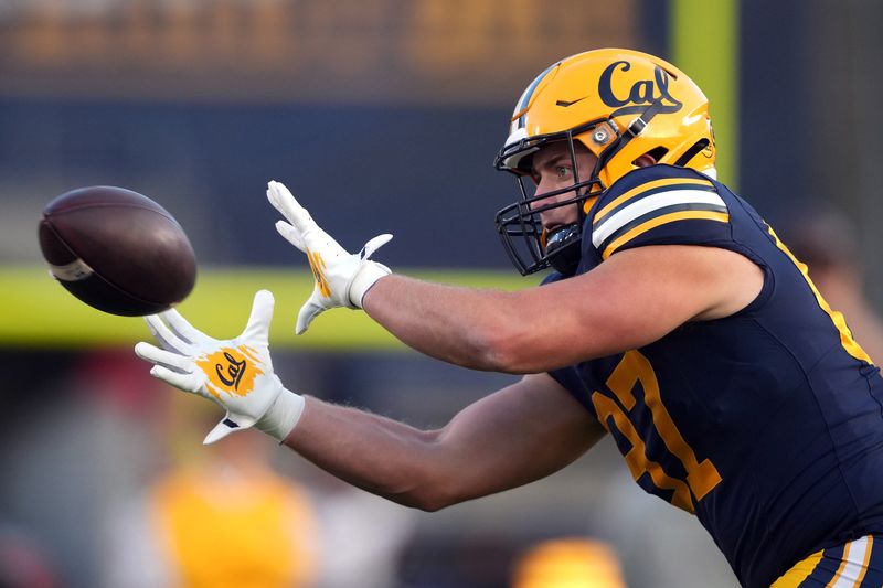 Sep 14, 2024; Berkeley, California, USA; California Golden Bears tight end Jack Endries (87) warms up before the game against the San Diego State Aztecs at California Memorial Stadium. Mandatory Credit: Darren Yamashita-Imagn Images