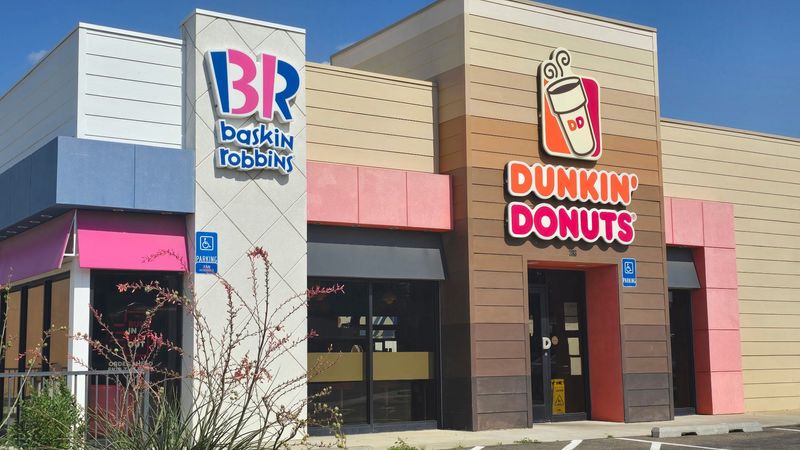 Baskin Robbins is offering Father's Day cakes available until June 21.