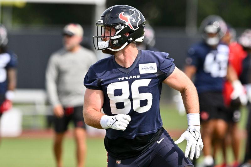 Jun 10, 2025; Houston, TX, USA; Houston Texans tight end Dalton Schultz (86) participates in a drill during an NFL football minicamp at NRG Stadium. Mandatory Credit: Maria Lysaker-Imagn Images