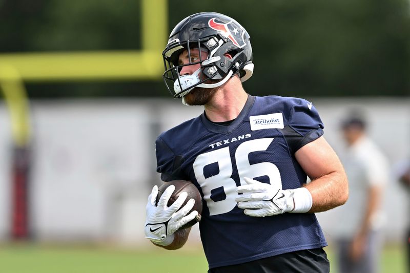 Jun 10, 2025; Houston, TX, USA; Houston Texans tight end Dalton Schultz (86) participates in a drill during an NFL football minicamp at NRG Stadium. Mandatory Credit: Maria Lysaker-Imagn Images
