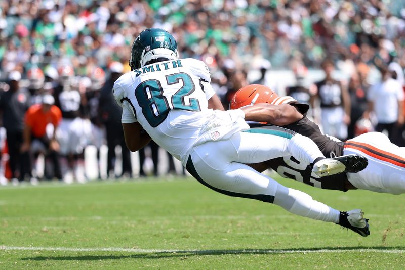 Aug 16, 2025; Philadelphia, Pennsylvania, USA; Philadelphia Eagles wide receiver Ainias Smith (82) makes a touchdown catch against the Cleveland Browns during the second quarter at Lincoln Financial Field. Mandatory Credit: Bill Streicher-Imagn Images