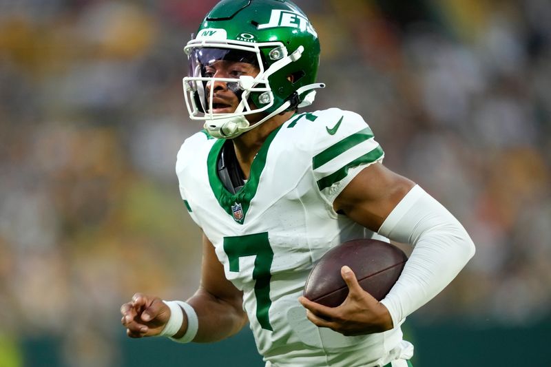 Aug 9, 2025; Green Bay, Wisconsin, USA; New York Jets quarterback Justin Fields (7) runs the ball for a touchdown against the Green Bay Packers during the first quarter at Lambeau Field. Mandatory Credit: Kayla Wolf-Imagn Images
