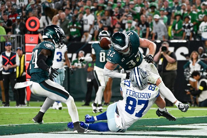 Sep 4, 2025; Philadelphia, Pennsylvania, USA; Philadelphia Eagles safety Reed Blankenship (32) breaks up a pass intended for Dallas Cowboys tight end Jake Ferguson (87) during the third quarter of the game at Lincoln Financial Field. Mandatory Credit: Eric Hartline-Imagn Images