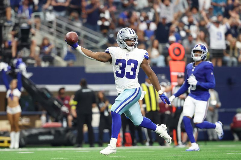 Sep 14, 2025; Arlington, Texas, USA; Dallas Cowboys running back Javonte Williams (33) runs with the ball for a touchdown against the New York Giants during the third quarter at AT&T Stadium. Mandatory Credit: Kevin Jairaj-Imagn Images