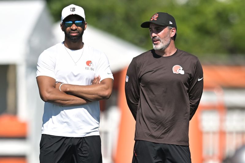 Jul 23, 2025; Berea, OH, USA; Cleveland Browns head coach Kevin Stefanski, right, and executive vice president, football operations & general manager Andrew Berry watch the team during training camp at CrossCountry Mortgage Campus. Mandatory Credit: Ken Blaze-Imagn Images