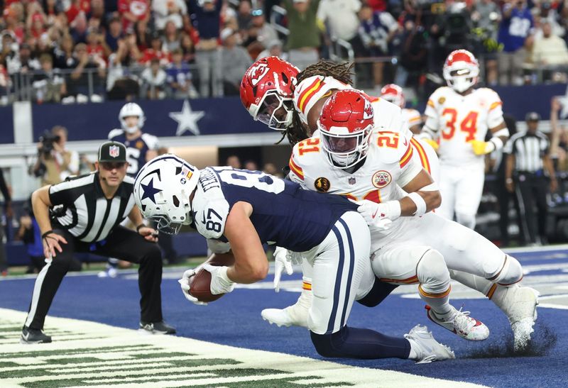 Nov 27, 2025; Arlington, Texas, USA; Dallas Cowboys tight end Jake Ferguson (87) fails to haul in the catch for a touchdown against Kansas City Chiefs safety Jaden Hicks (21) during the third quarter at AT&T Stadium. Mandatory Credit: Kevin Jairaj-Imagn Images