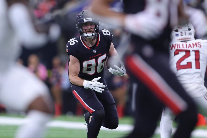 Dec 14, 2025; Houston, Texas, USA; Houston Texans tight end Dalton Schultz (86) runs with the ball after a reception during the first quarter against the Arizona Cardinals at NRG Stadium. Mandatory Credit: Troy Taormina-Imagn Images