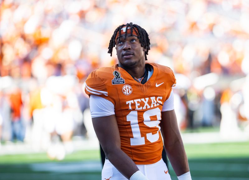 Dec 21, 2024; Austin, Texas, USA; Texas Longhorns linebacker Zina Umeozulu (19) against the Clemson Tigers during the CFP National playoff first round at Darrell K Royal-Texas Memorial Stadium. Mandatory Credit: Mark J. Rebilas-Imagn Images