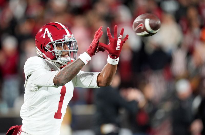 Alabama 's Isaiah Horton (1) warms up before the College Football Playoff game between the University of Oklahoma Sooners (OU) and the Alabama Crimson Tide at the Gaylord Family â€“ Oklahoma Memorial Stadium in Norman, Okla., Friday Dec. 19, 2025.