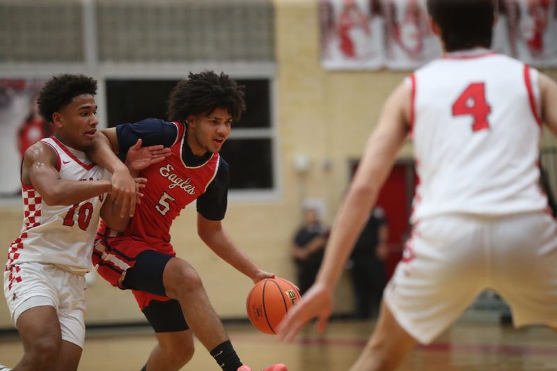 Veterans Memorial's Jaron Couture dribbles past defenders during Tuesday's District 29-5A game against Ray at the Ray Gymnasium.