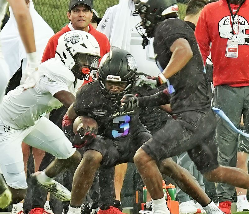 Team Roses' Easton Royal (3) looks for an opening during the Under Armour All-America Game Saturday, Jan. 3, 2026 at Spec Martin Stadium in DeLand.