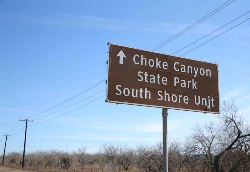 A sign directs drivers toward Choke Canyon Reservoir's South Shore Unit.