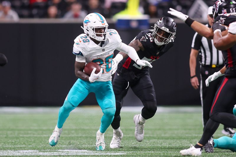 Oct 26, 2025; Atlanta, Georgia, USA; Miami Dolphins running back De'Von Achane (28) runs the ball against the Atlanta Falcons in the second quarter at Mercedes-Benz Stadium. Mandatory Credit: Brett Davis-Imagn Images