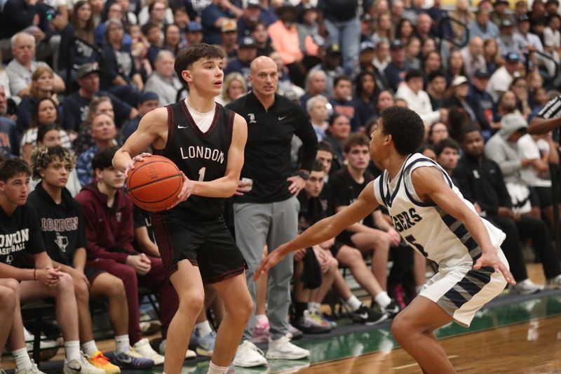 London's Maddox Jennings looks to pass during Thursday's Class 3A Division I regional final game against Goliad at Rockport-Fulton High School on March 5, 2026.