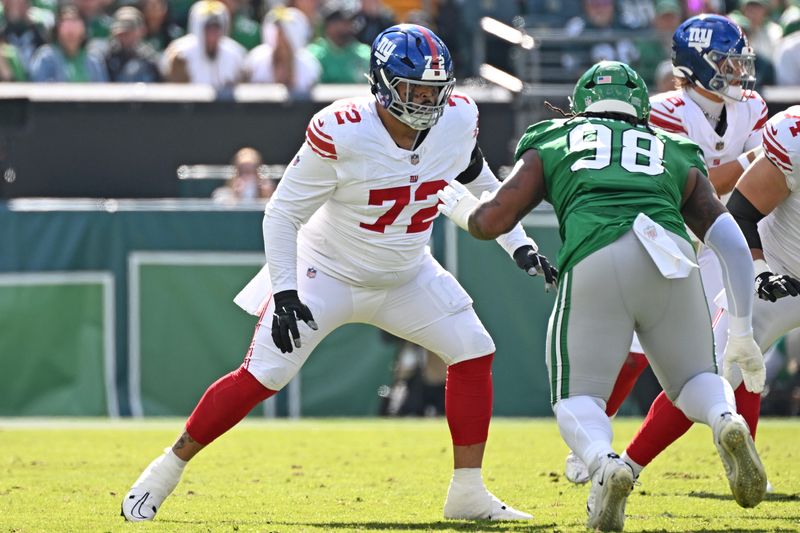 Oct 26, 2025; Philadelphia, Pennsylvania, USA; New York Giants guard Jermaine Eluemunor (72) blocks Philadelphia Eagles defensive tackle Jalen Carter (98) at Lincoln Financial Field. Mandatory Credit: Eric Hartline-Imagn Images