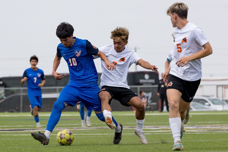 Americas’ Mathias Loya (10) and Aledo’s Evan Randriamahefa (7) battle for the ball during a Class 5A Division I regional final at Andrews High School in Andrews, Texas, on Tuesday, March 31, 2026.