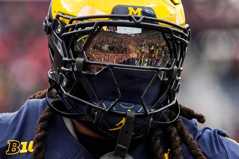 Michigan linebacker Jaishawn Barham (1) warms up at Michigan Stadium in Ann Arbor on Saturday, Nov. 29, 2025.